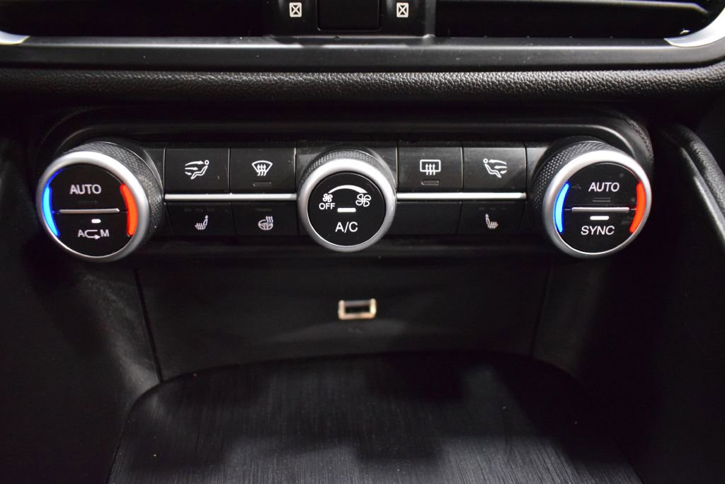 Used 2019 Alfa Romeo Giulia AWD w/ Cold Weather Package image 22