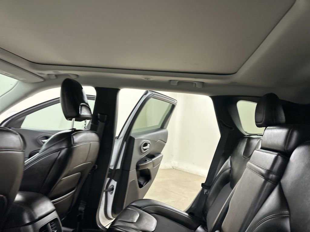 Used 2019 Jeep Cherokee Latitude Plus image 29