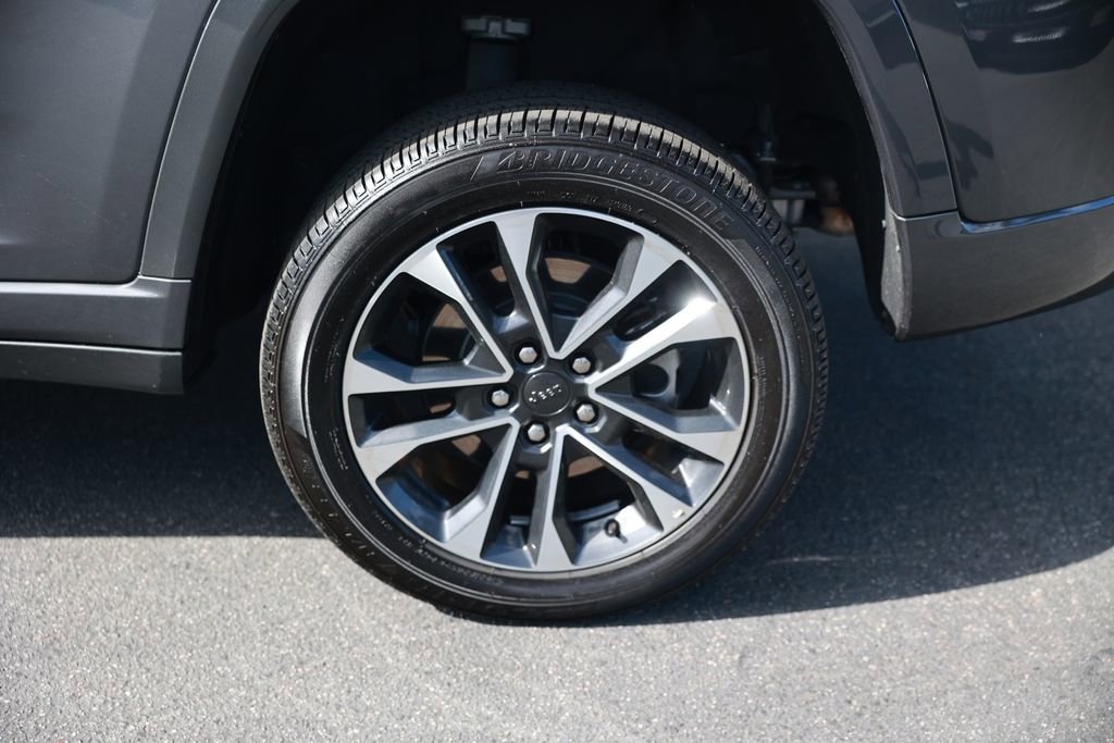Used 2023 Jeep Grand Cherokee Overland w/ Luxury Tech Group IV AWD/4WD image 10
