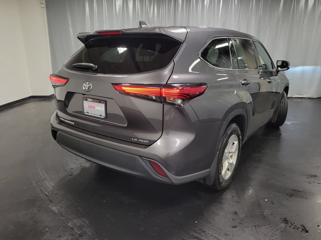 Used 2022 Toyota Highlander LE AWD/4WD image 8