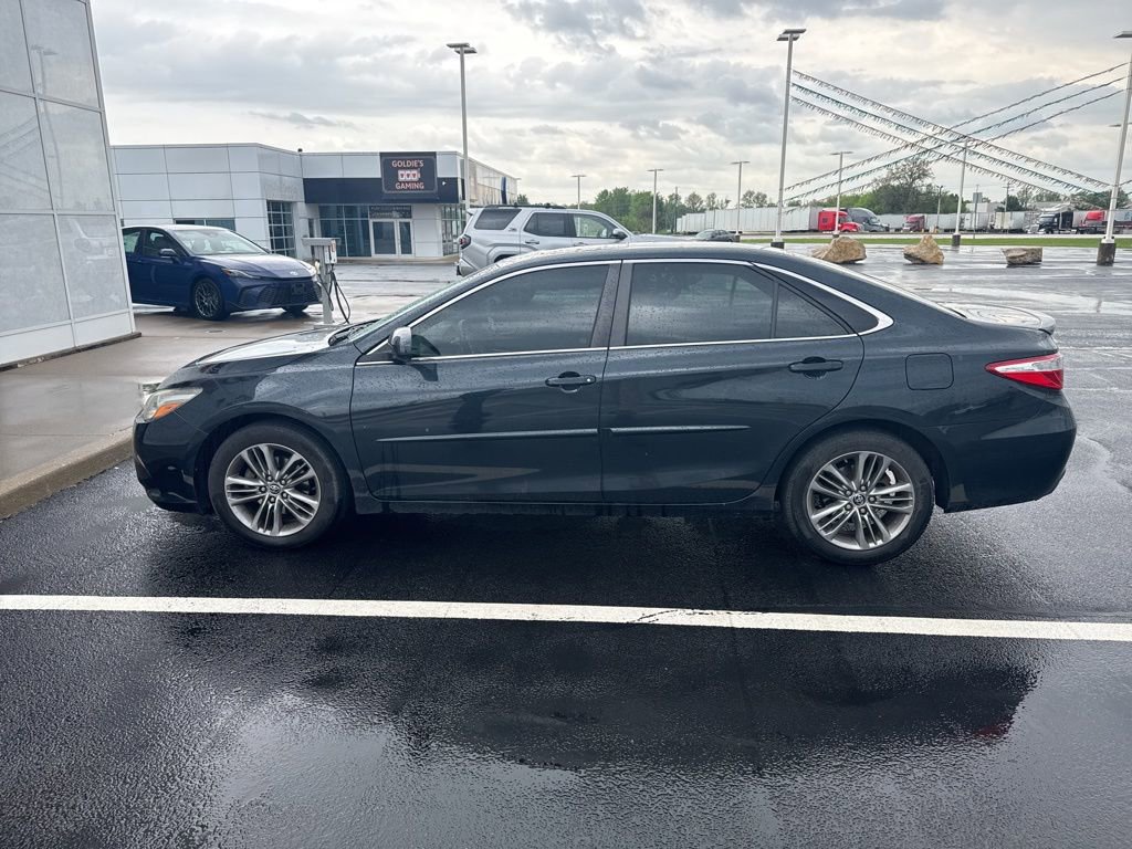 Used 2015 Toyota Camry SE w/ Moonroof Package image 4