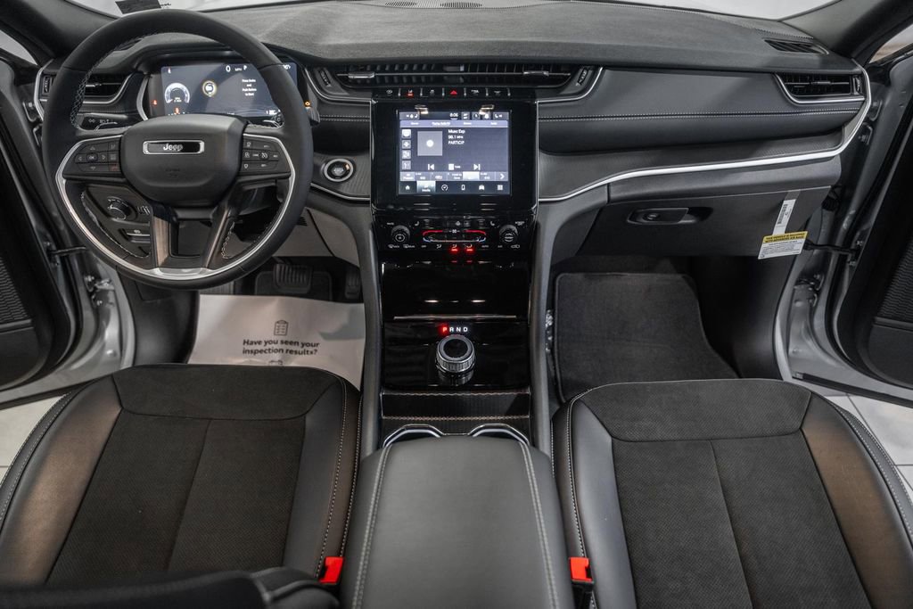 New 2025 Jeep Grand Cherokee Altitude image 18