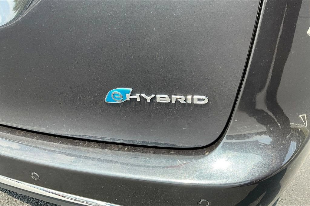 Used 2021 Chrysler Pacifica Touring-L FWD image 21