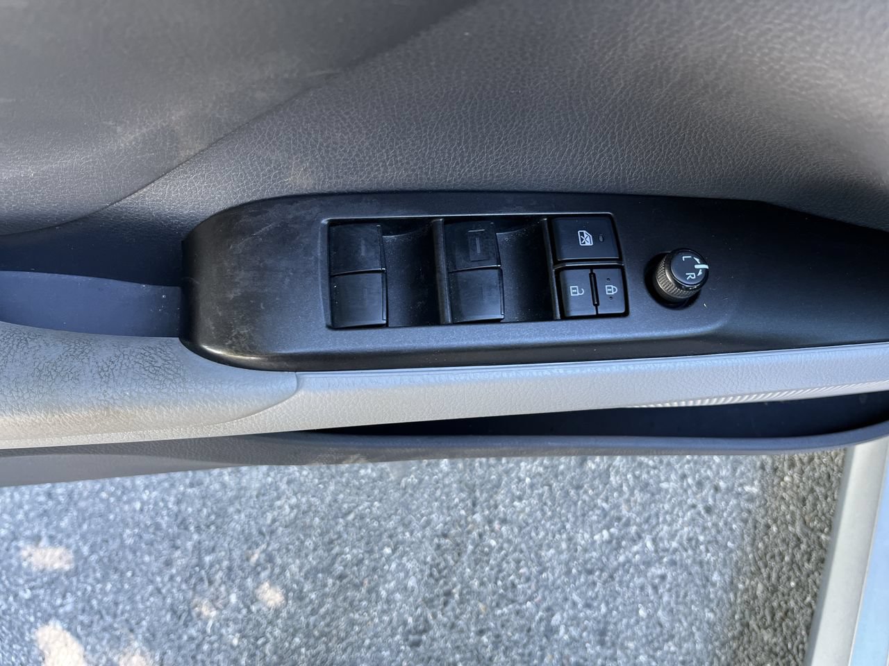 Used 2022 Toyota Camry LE FWD image 4