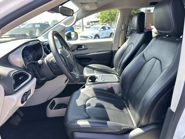 Used 2024 Chrysler Pacifica Touring-L FWD image 10