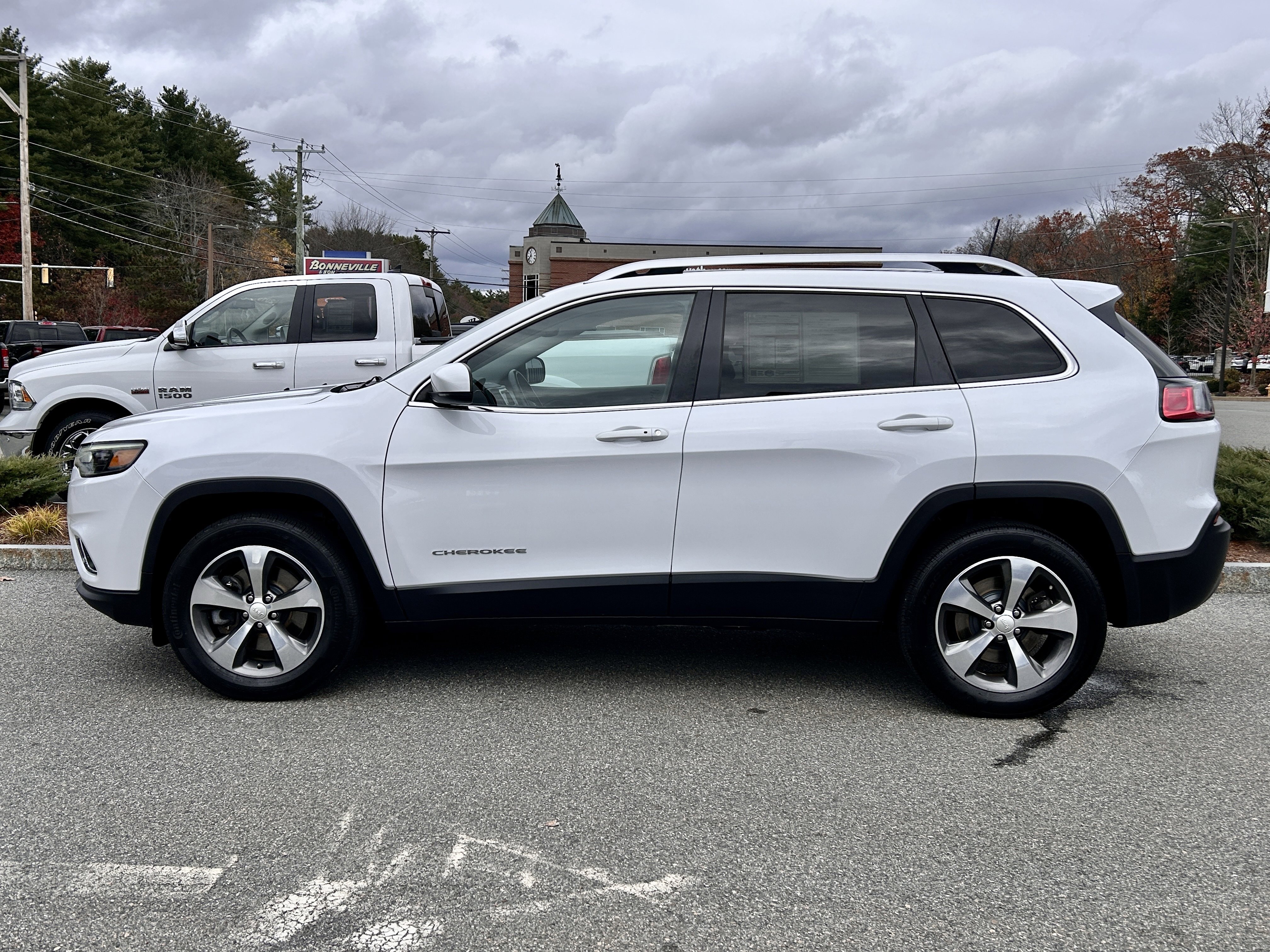 Used 2019 Jeep Cherokee Limited image 5