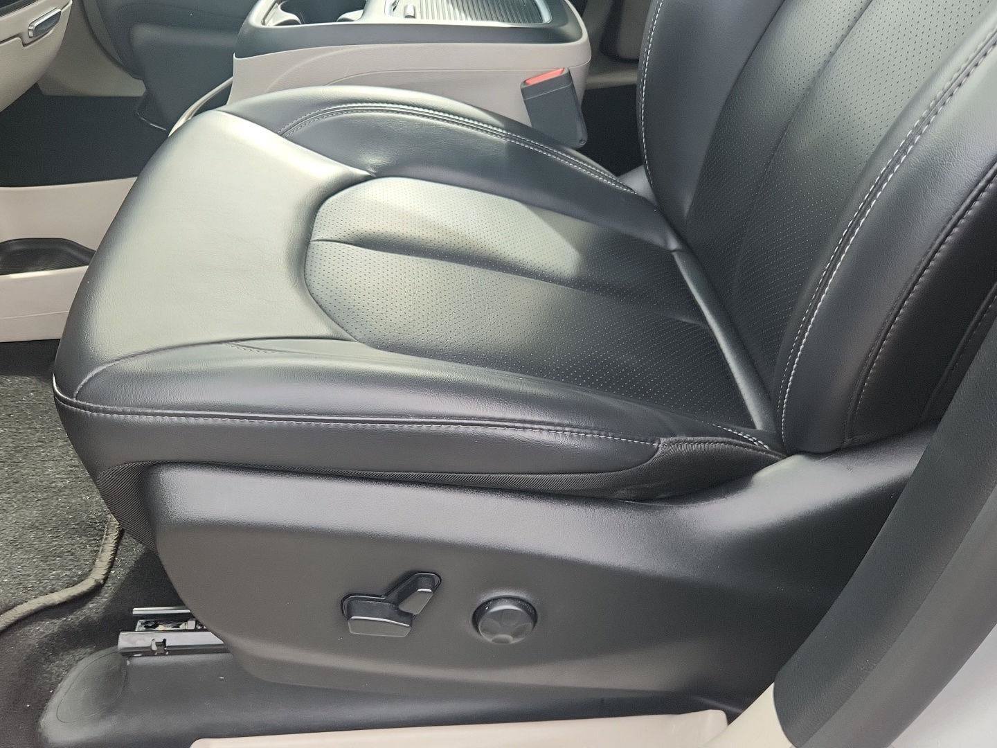 Used 2023 Chrysler Pacifica Touring-L FWD image 10