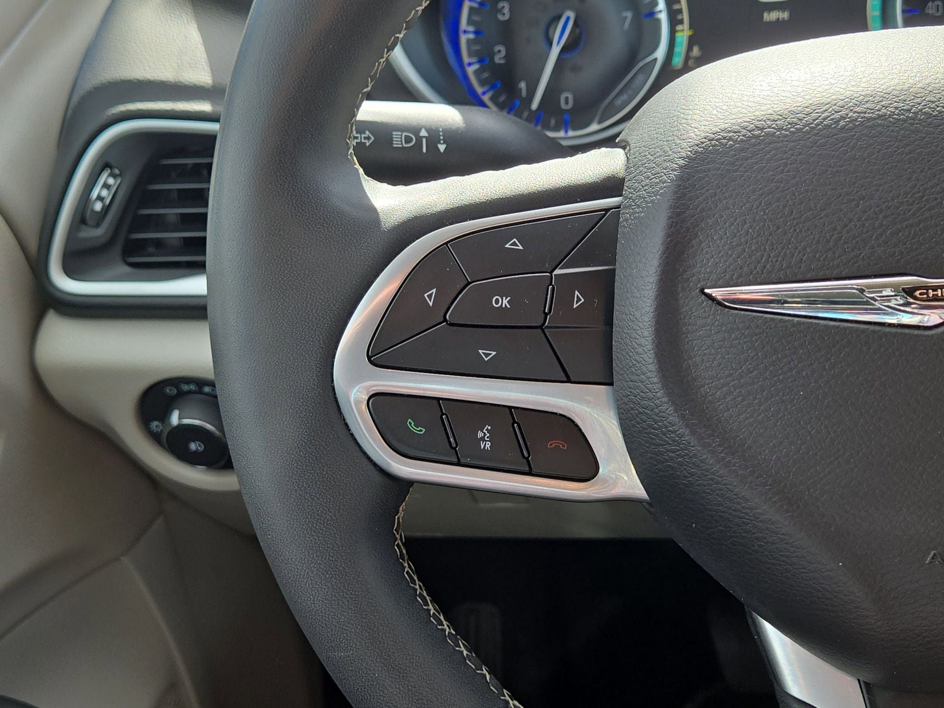 Used 2024 Chrysler Pacifica Touring-L FWD image 21