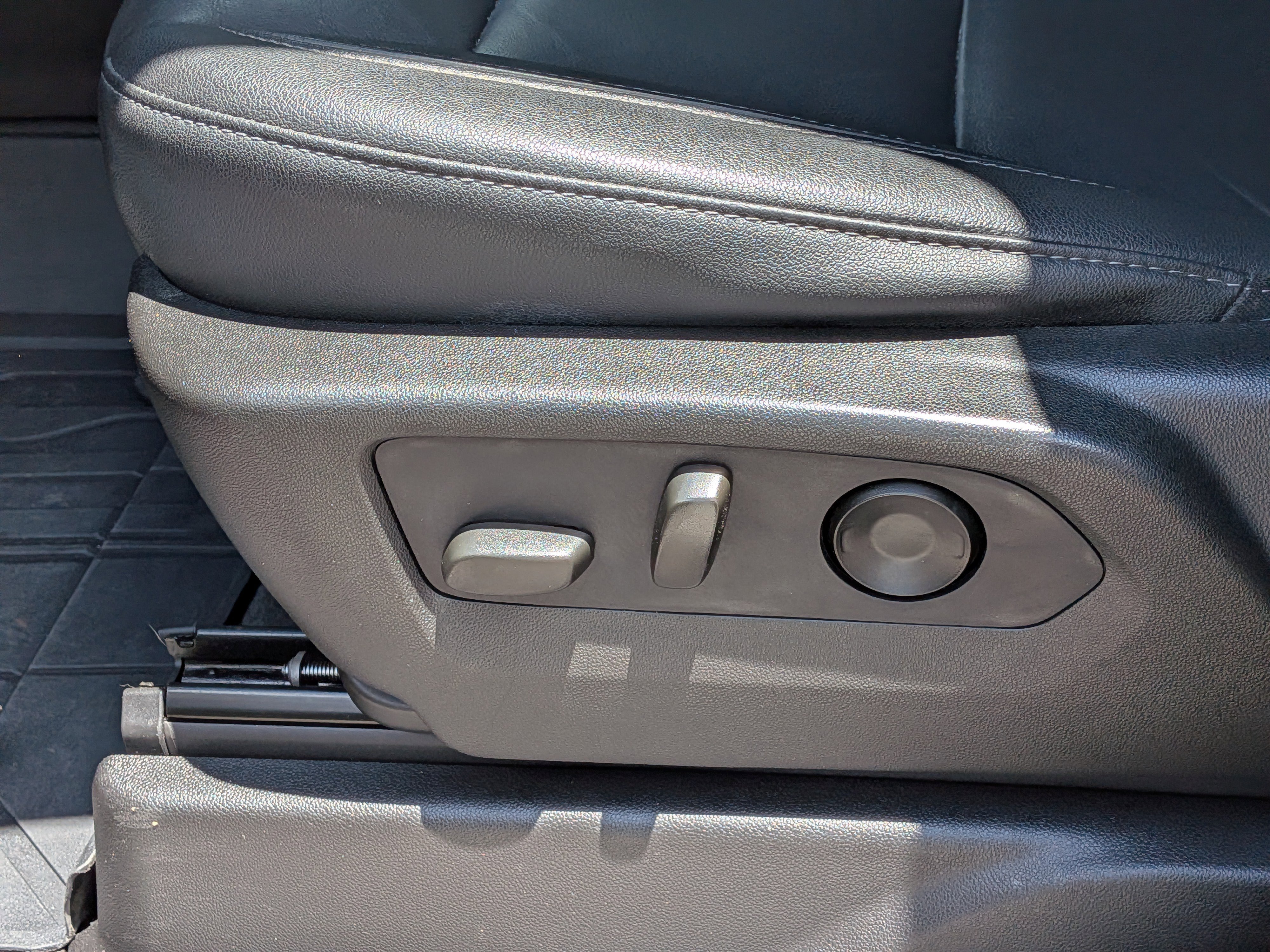 Used 2021 Chevrolet Suburban LT w/ Luxury Package RWD image 21