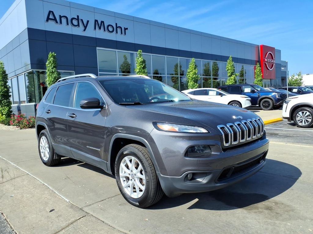 Used 2017 Jeep Cherokee Latitude w/ Cold Weather Group AWD/4WD image 1