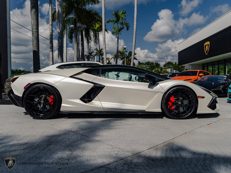 Used 2025 Lamborghini Revuelto image 7