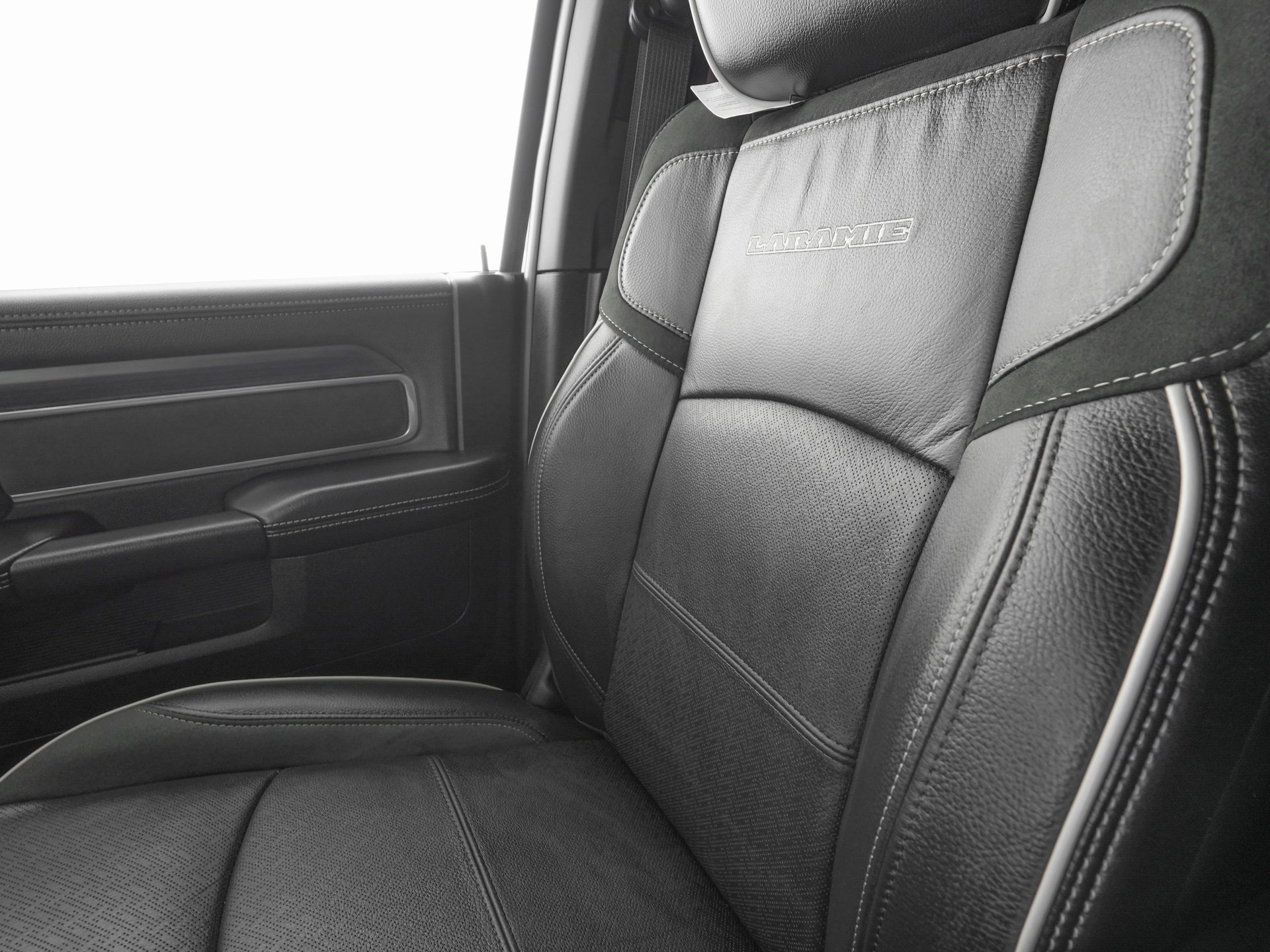 Used 2025 RAM 3500 Laramie w/ Sport Appearance Package image 25