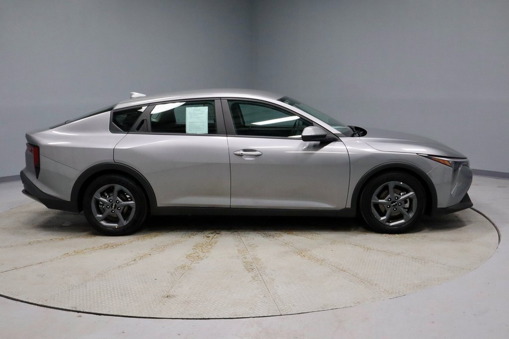 Used 2025 Kia K4 LXS image 11