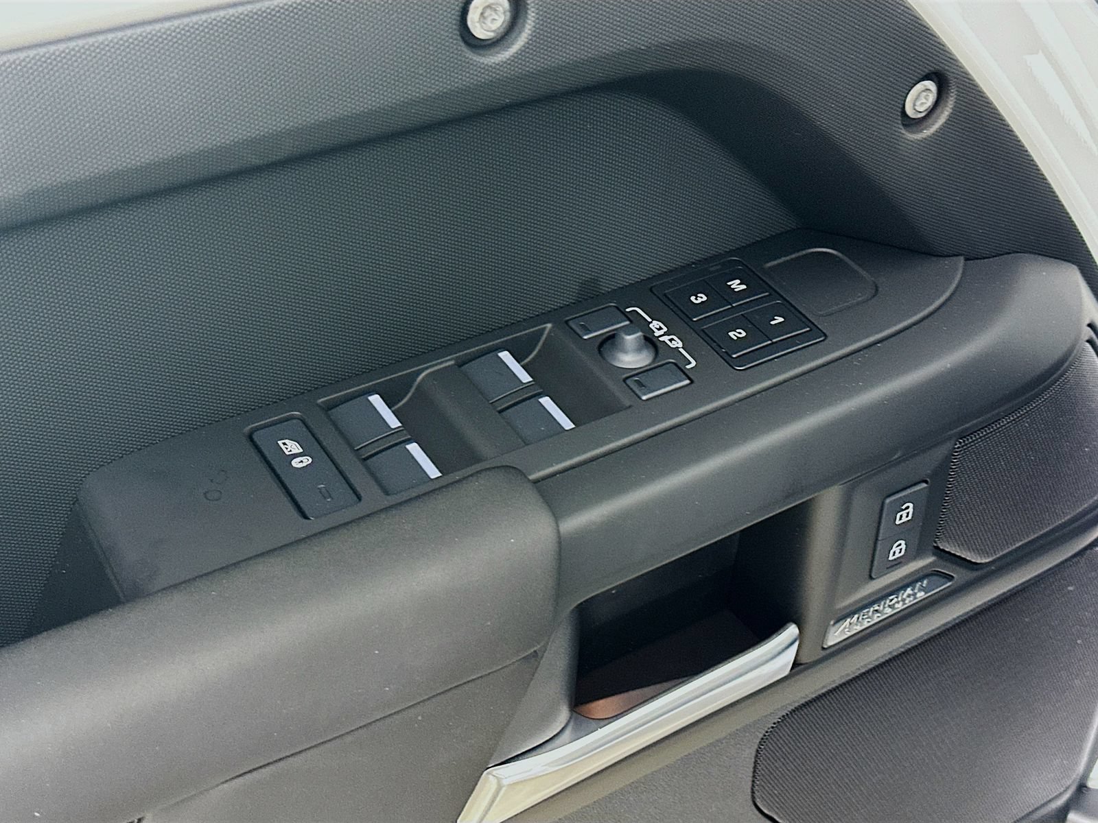 New 2026 Land Rover Defender 110 X-Dynamic SE AWD/4WD image 17