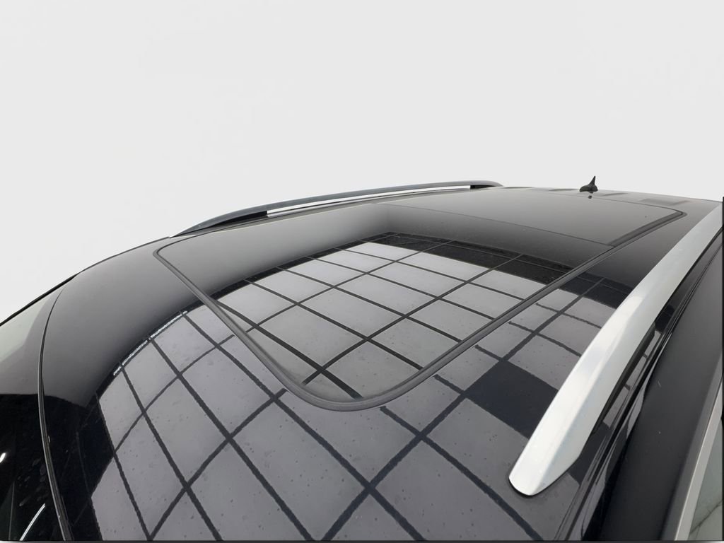 Used 2022 Volkswagen Tiguan SE w/ Panoramic Sunroof Package FWD image 11