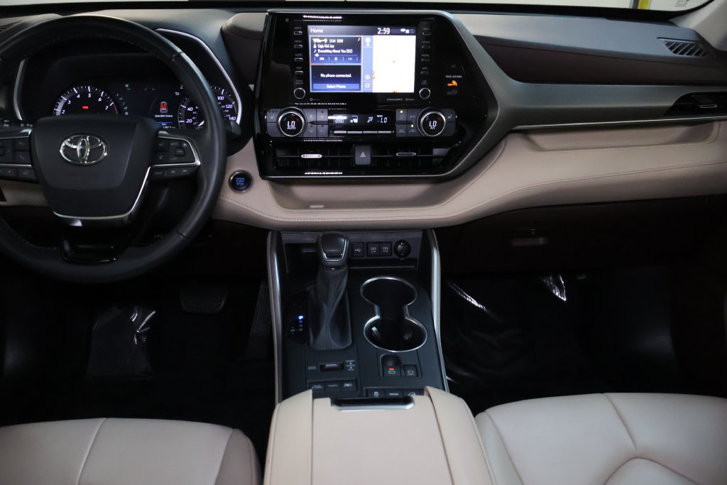 Used 2021 Toyota Highlander XLE AWD/4WD image 19