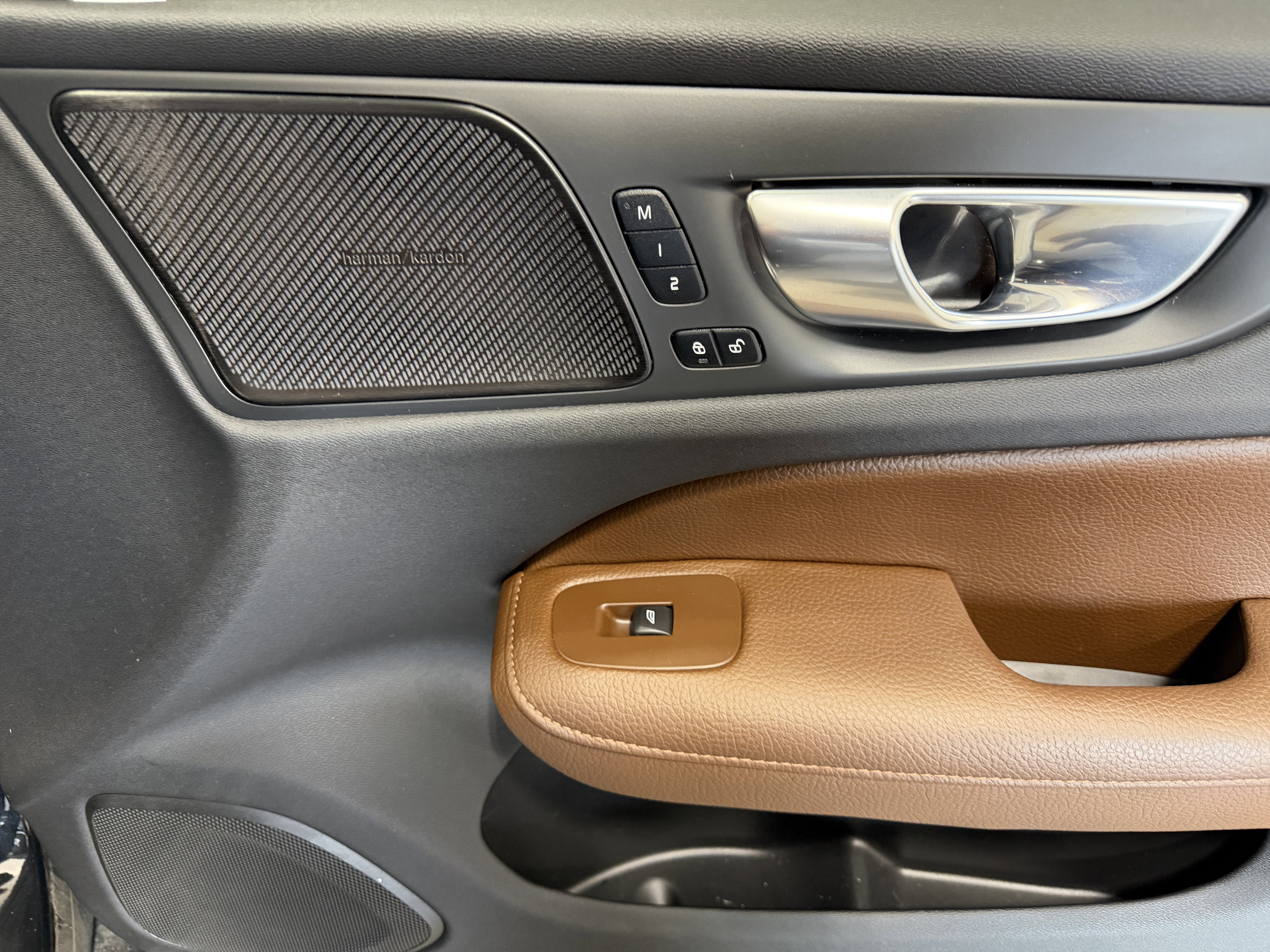 Used 2021 Volvo S60 T8 Inscription image 22