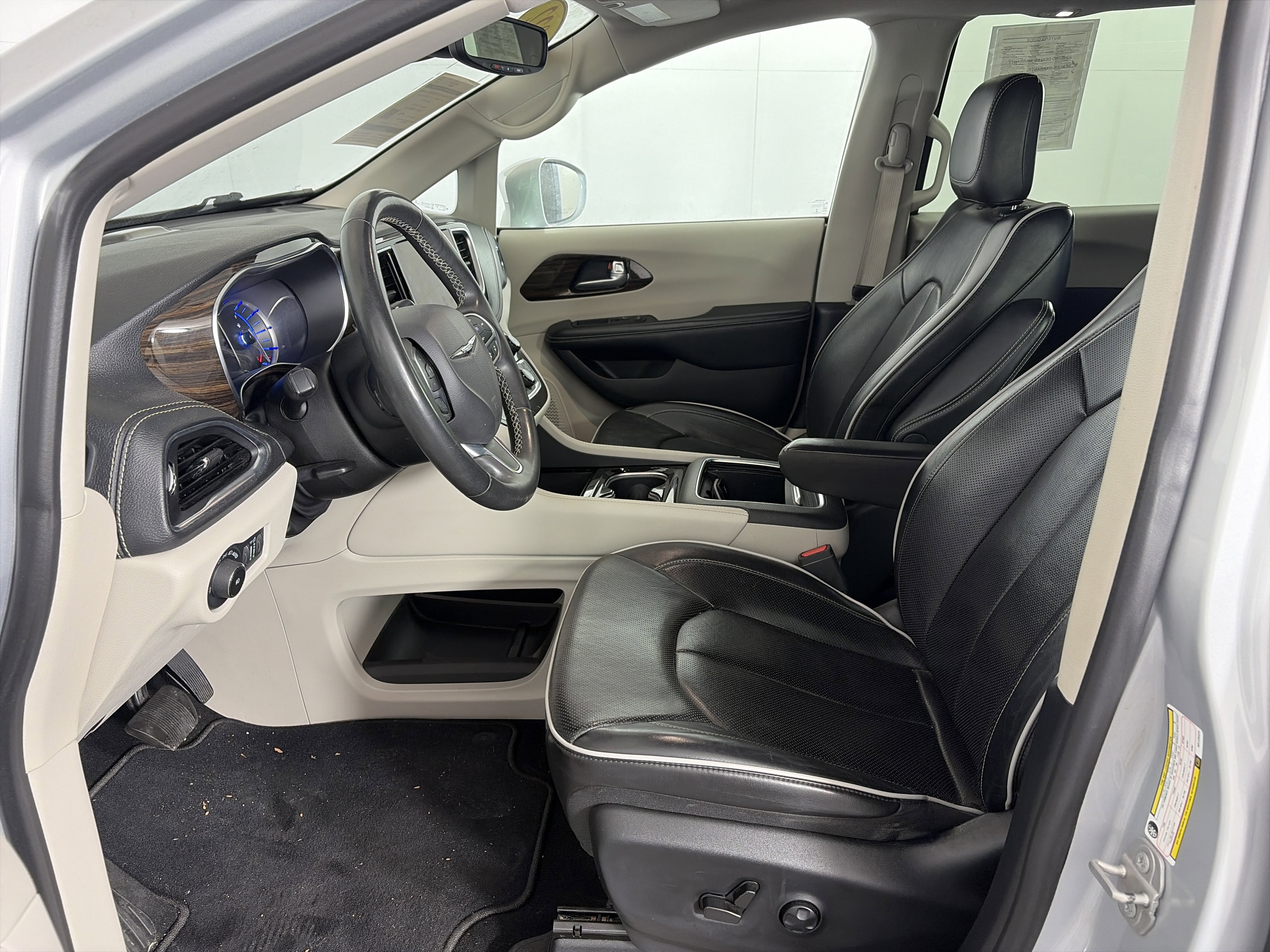 Used 2022 Chrysler Pacifica Limited image 6