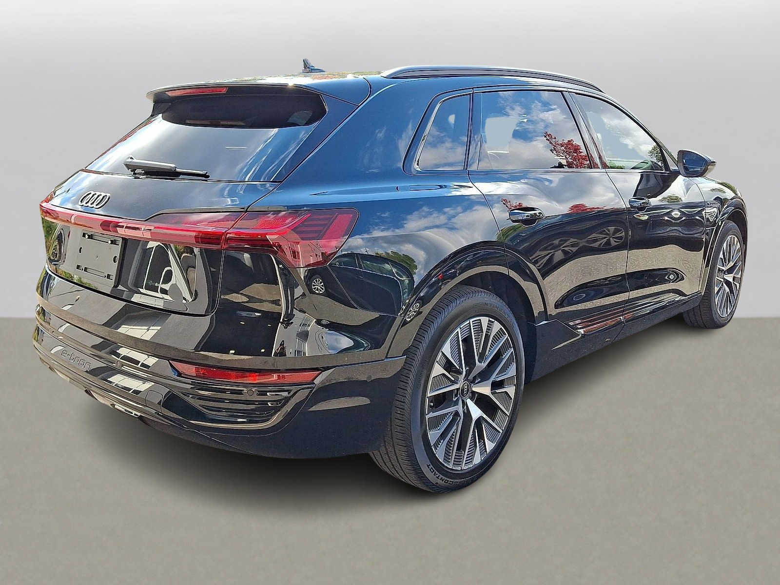Used 2024 Audi Q8 e-tron Premium Plus w/ Premium Plus Package AWD/4WD image 31