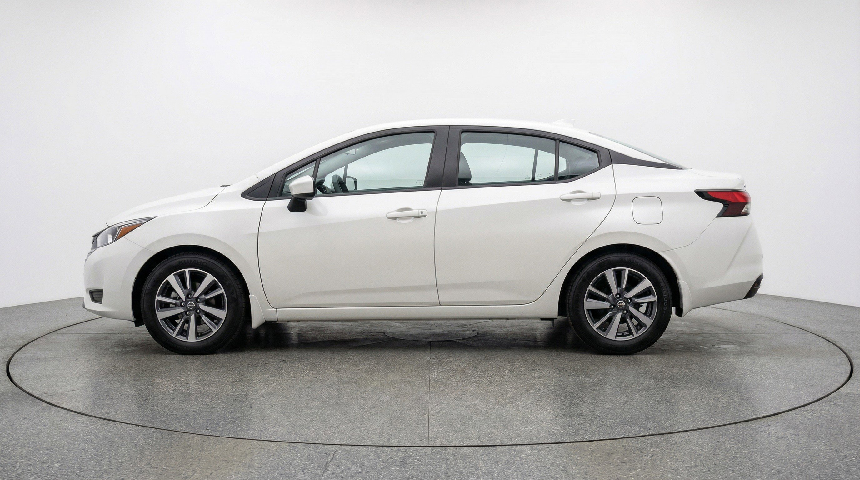 Used 2025 Nissan Versa SV image 5