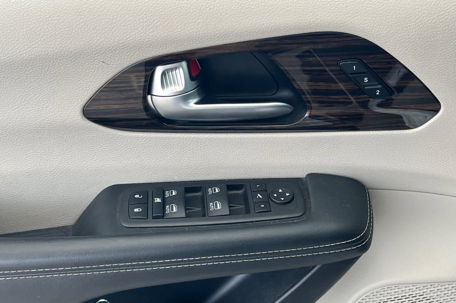 Used 2023 Chrysler Pacifica Limited image 15
