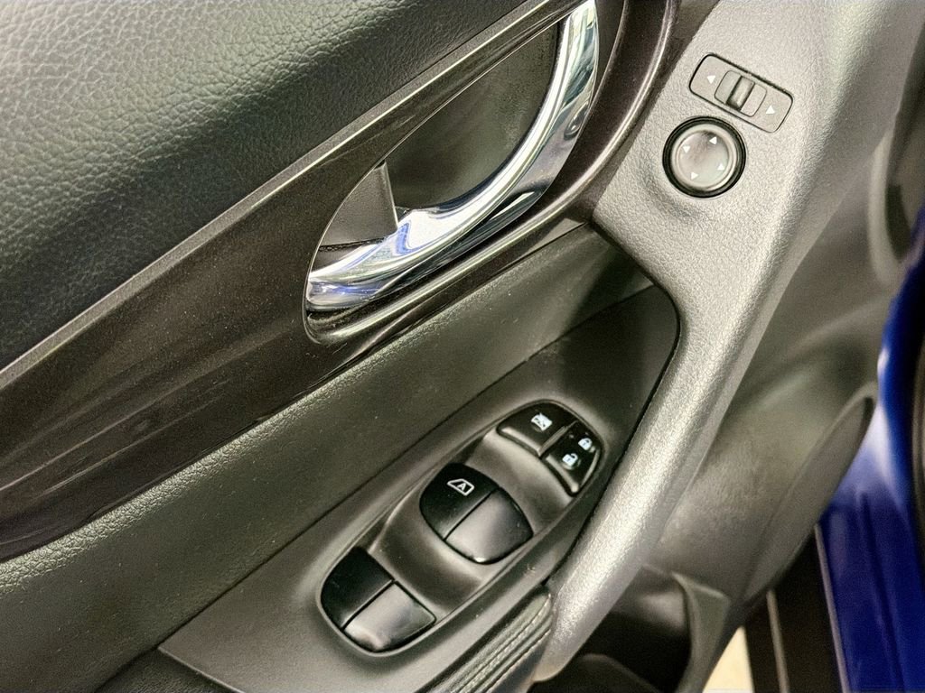 Used 2018 Nissan Rogue SV AWD/4WD image 17