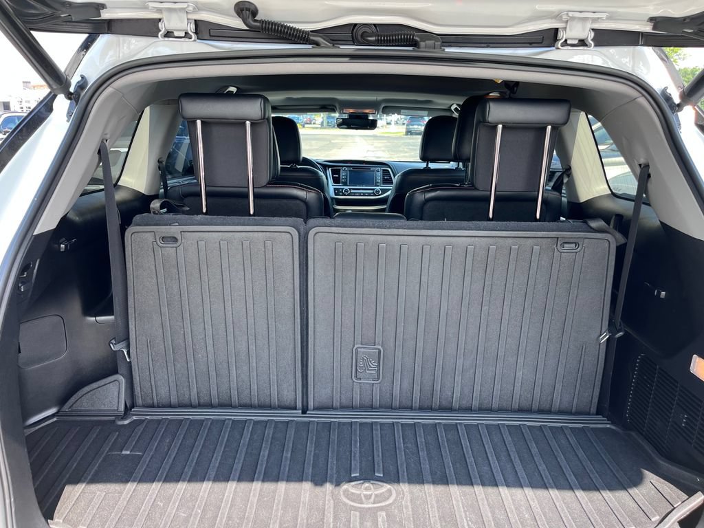 Used 2019 Toyota Highlander SE w/ Nightshade Edition AWD/4WD image 24