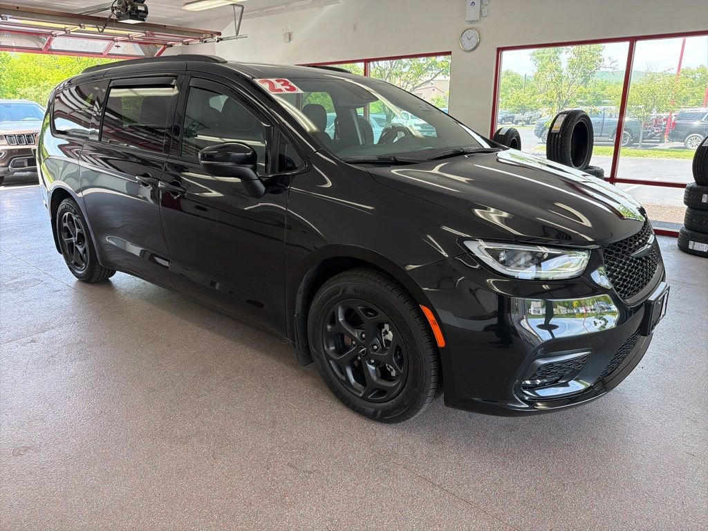 Used 2023 Chrysler Pacifica Touring-L w/ S Appearance Package FWD image 1