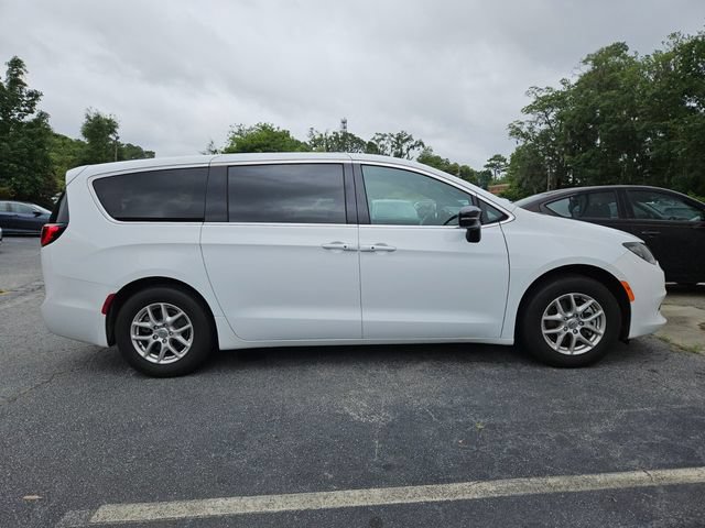 Used 2025 Chrysler Voyager LX FWD image 6