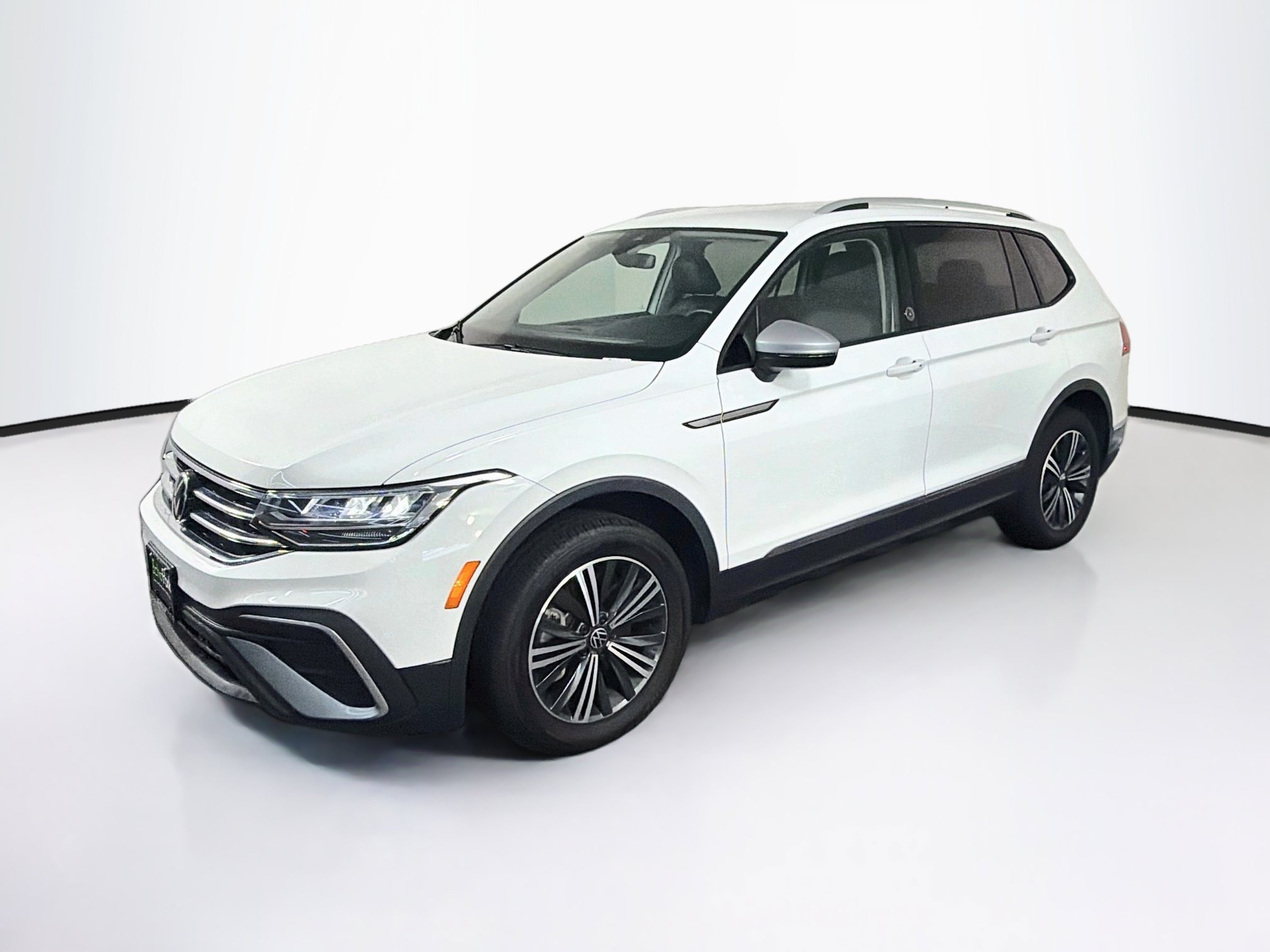 Used 2024 Volkswagen Tiguan Wolfsburg Edition FWD image 3