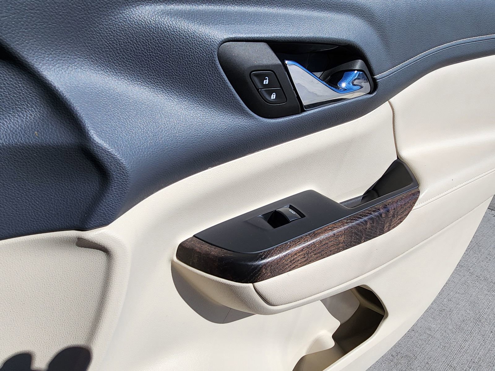 Used 2022 GMC Acadia Denali w/ Denali Technology Package image 17