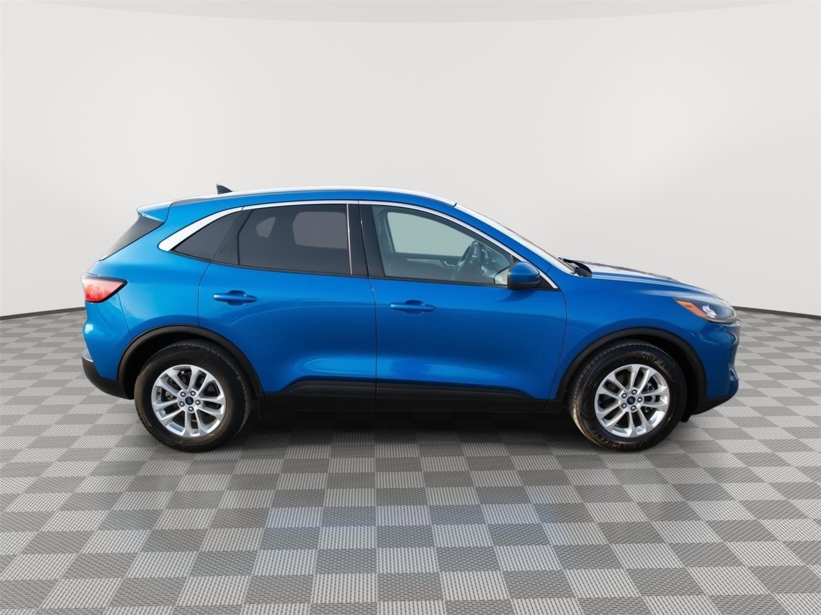 Used 2020 Ford Escape SE image 2