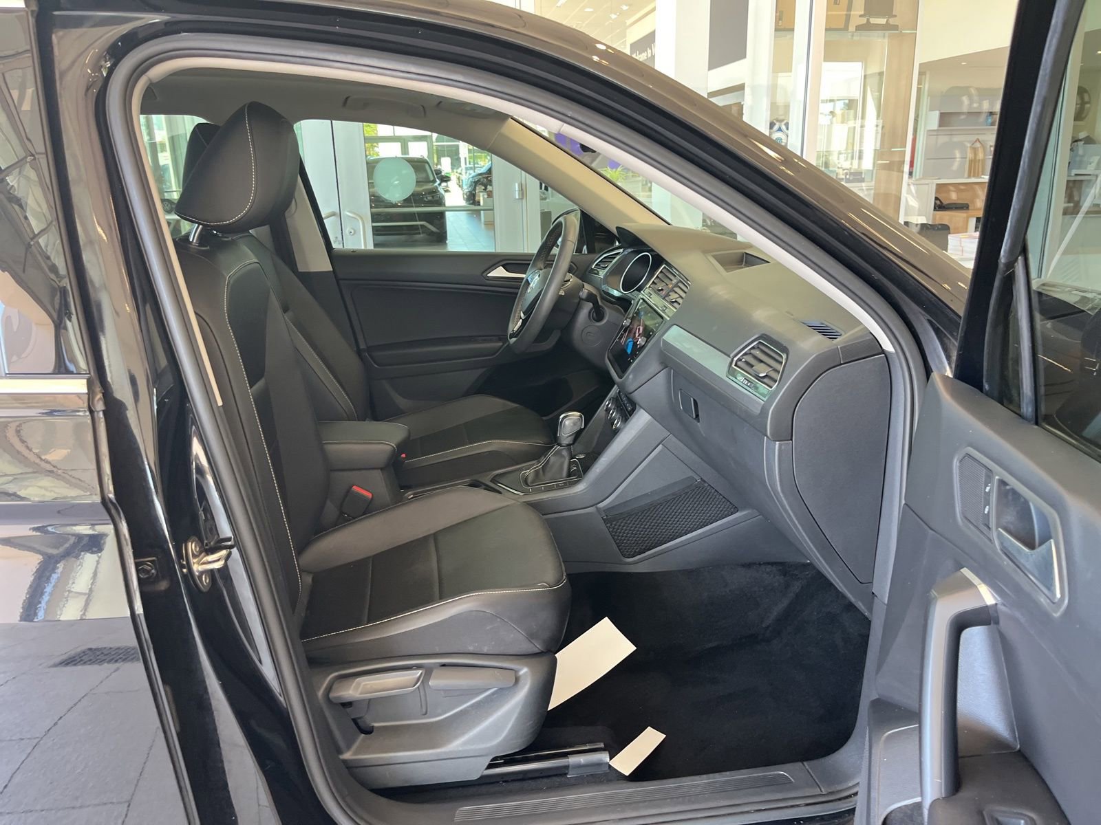 Certified 2021 Volkswagen Tiguan SE image 33