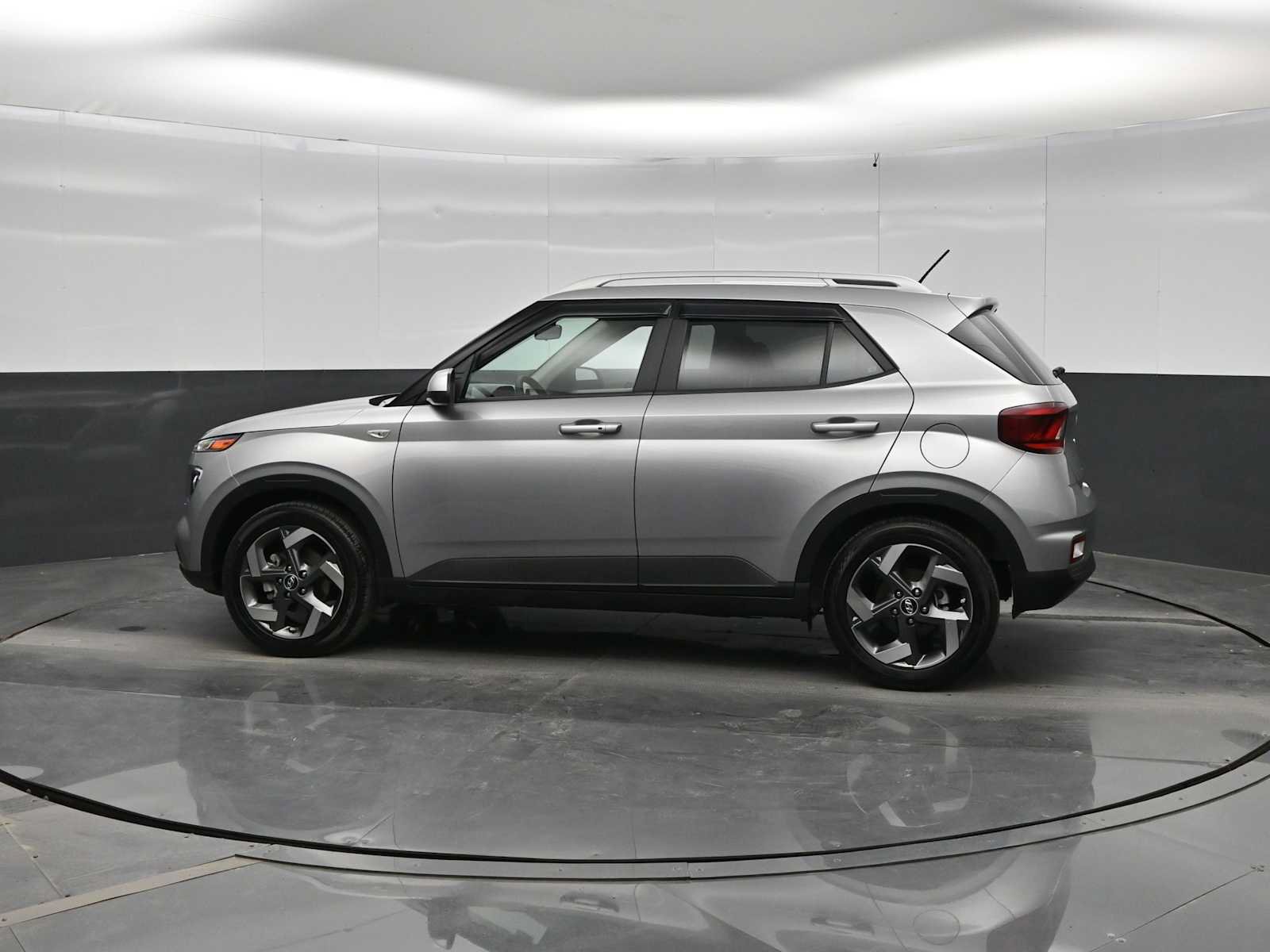 Used 2024 Hyundai Venue SEL FWD image 5