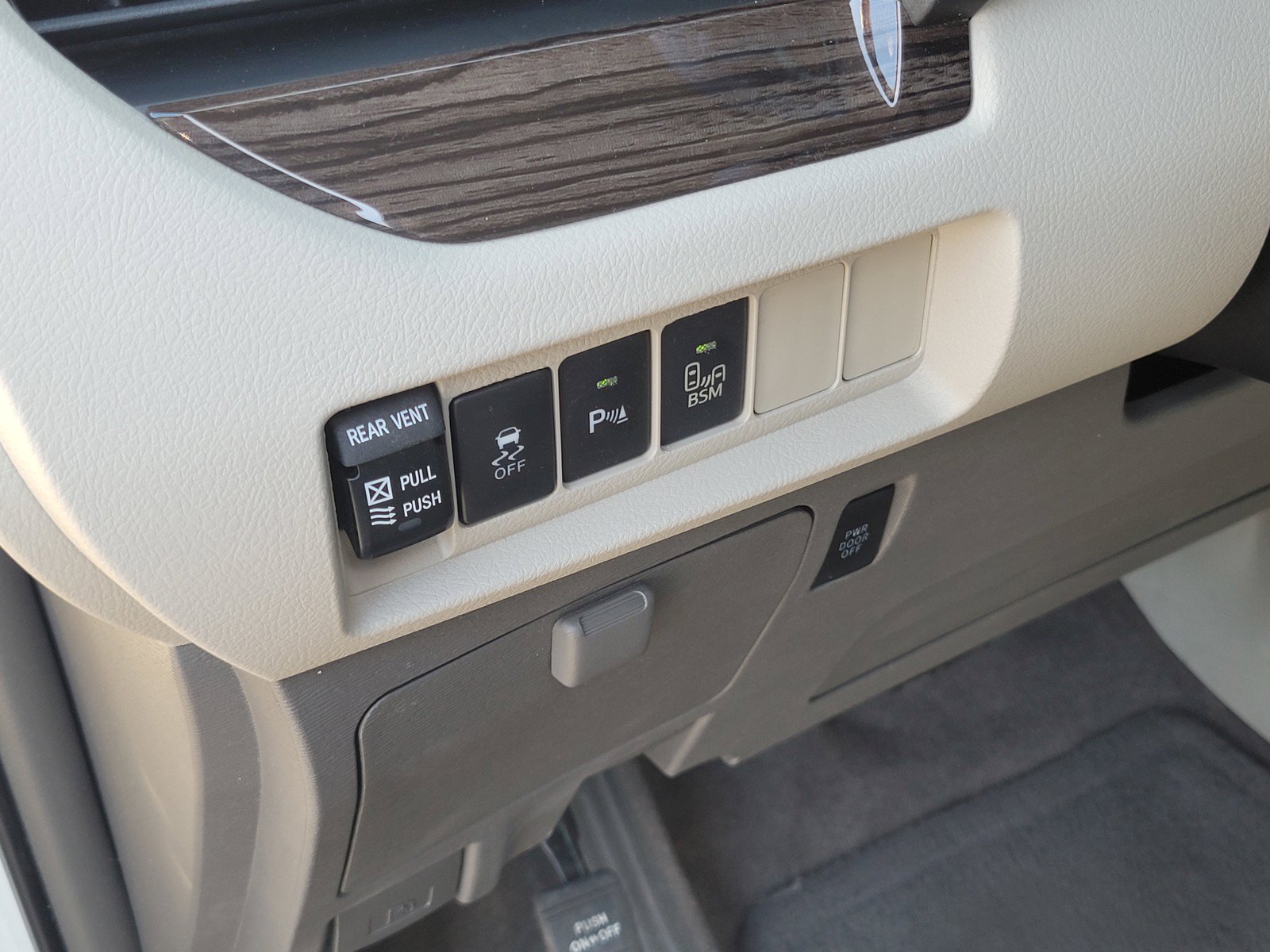 Used 2015 Toyota Sienna XLE w/ XLE Navigation Package FWD image 18