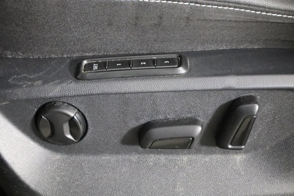 Used 2020 Volkswagen Atlas Cross Sport SEL R-Line AWD/4WD image 22