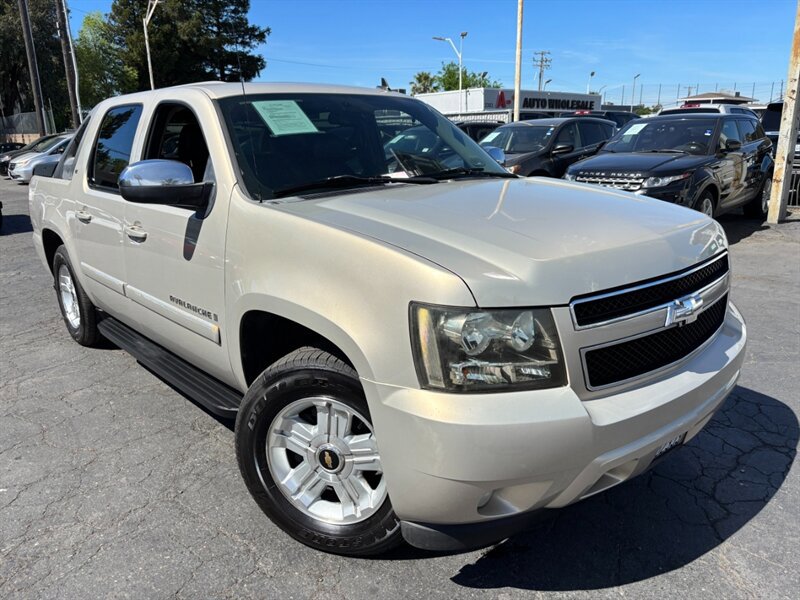 Used 2008 Chevrolet Avalanche LT w/ LT Preferred Equipment Group image 2