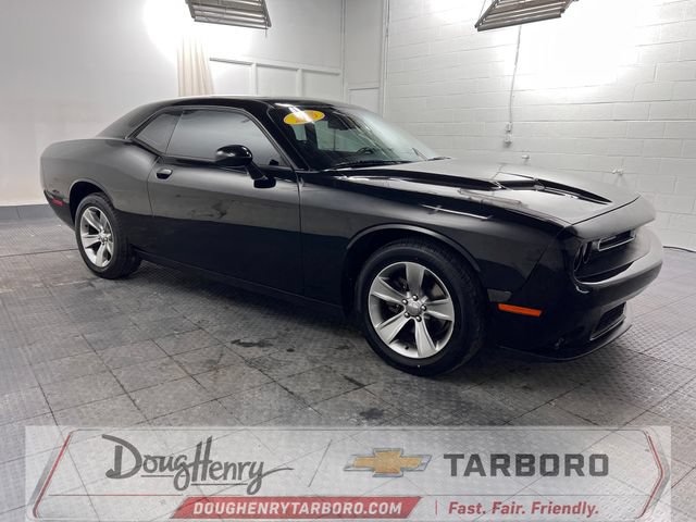 Used 2016 Dodge Challenger SXT RWD image 4