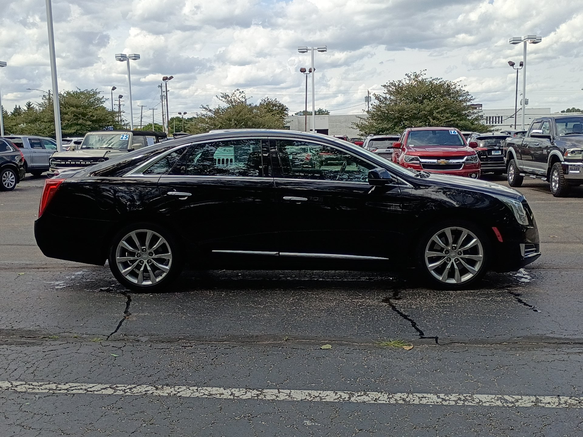 Used 2017 Cadillac XTS Luxury w/ Driver Awareness Package FWD image 2