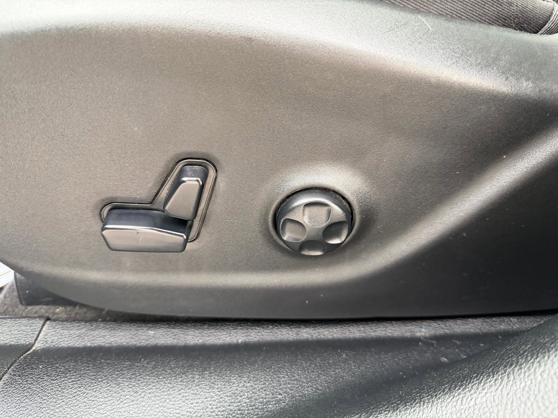 Used 2020 Jeep Cherokee Limited image 28