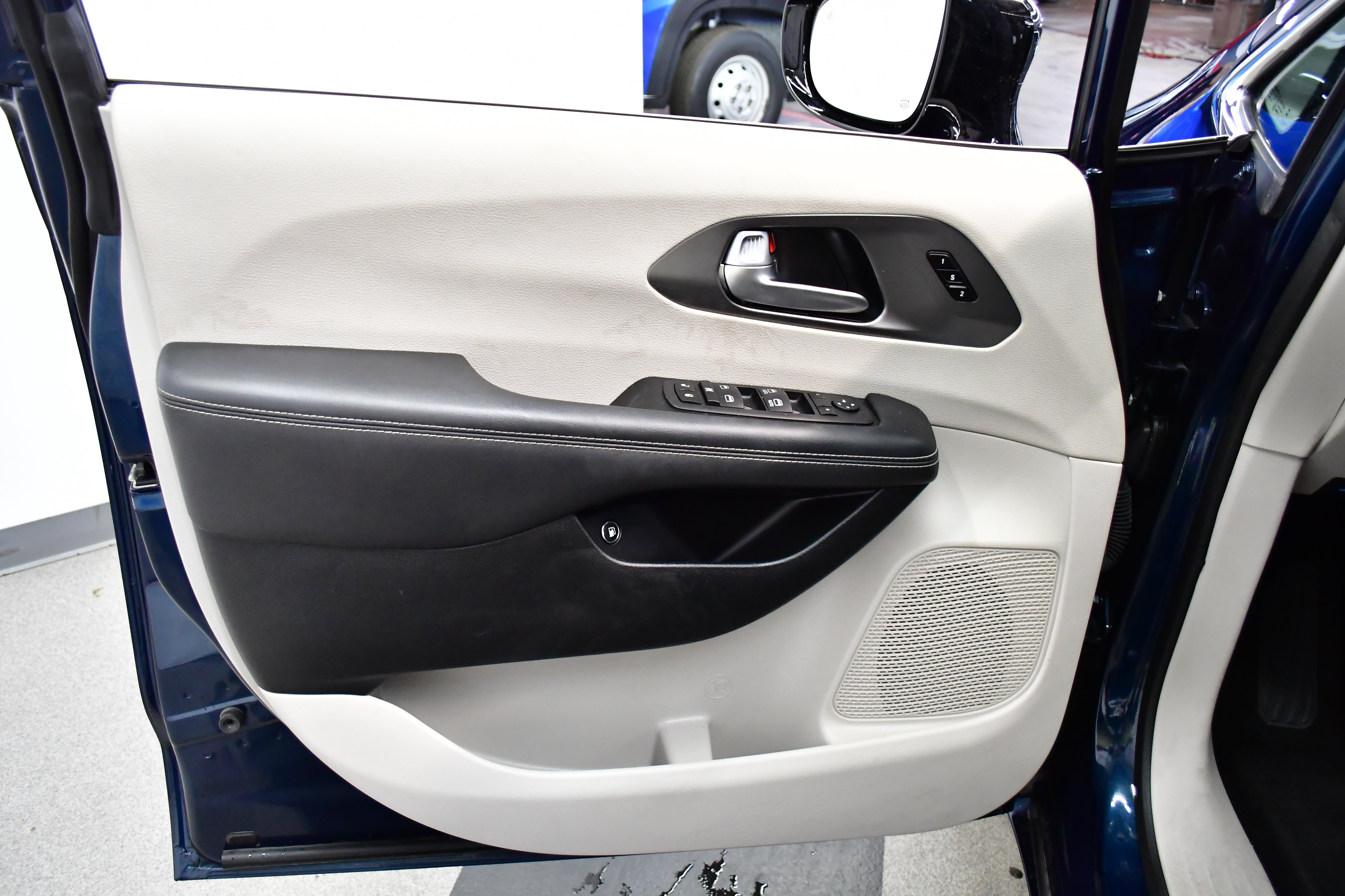 Used 2024 Chrysler Pacifica Limited FWD image 17