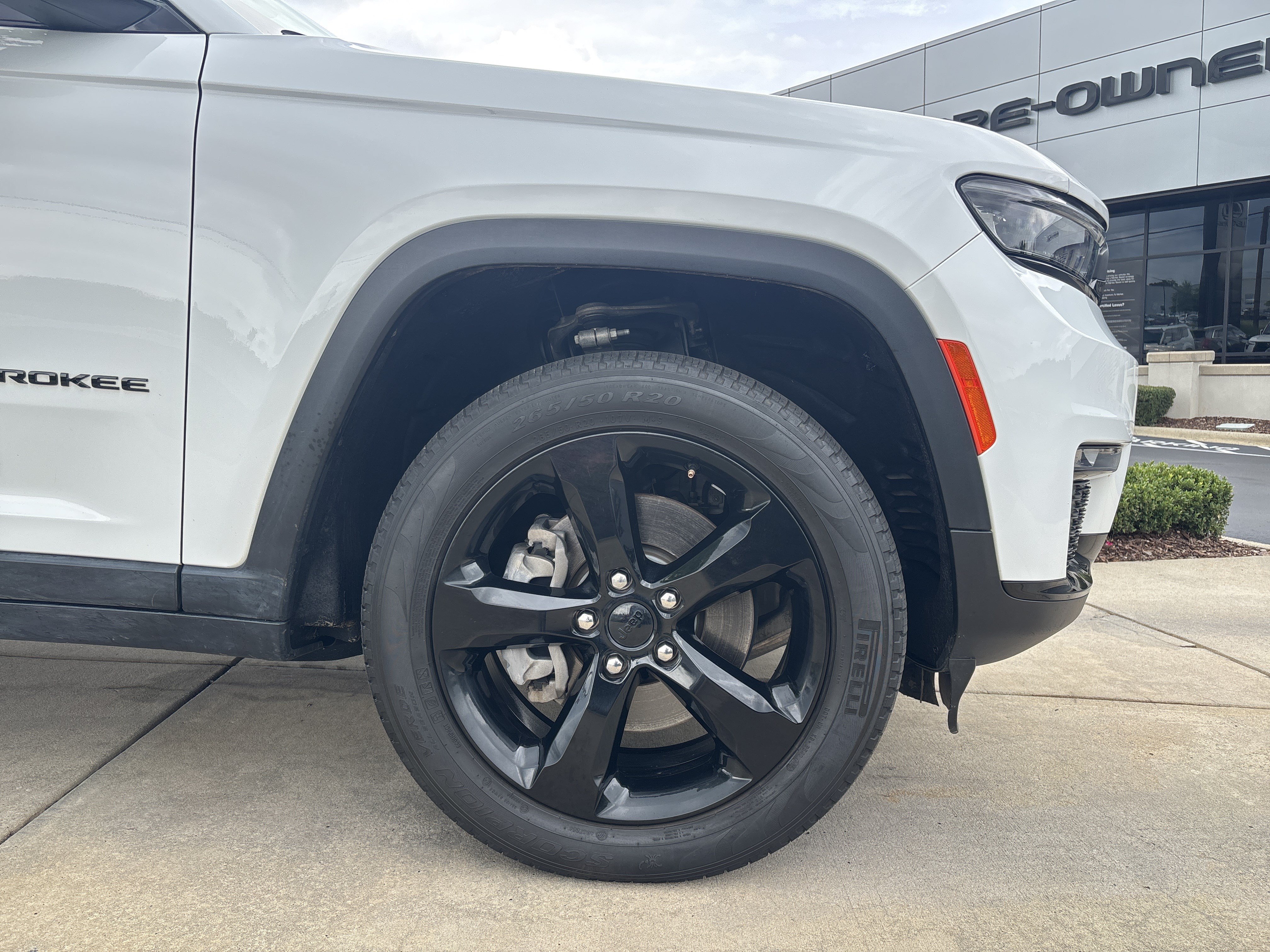 Used 2024 Jeep Grand Cherokee L Limited w/ Black Appearance Package AWD/4WD image 13