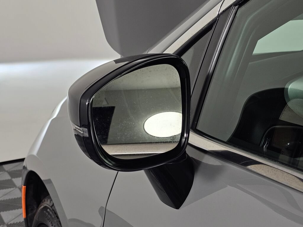 Used 2025 Chrysler Pacifica Select FWD image 12