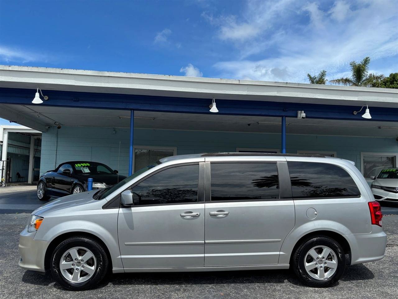 Used 2012 Dodge Grand Caravan SXT w/ UConnect Hands-Free Group FWD image 2