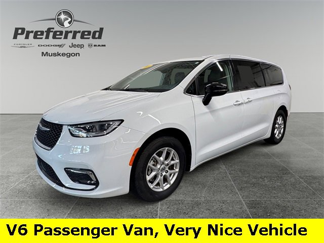 Used 2024 Chrysler Pacifica Touring-L image 2