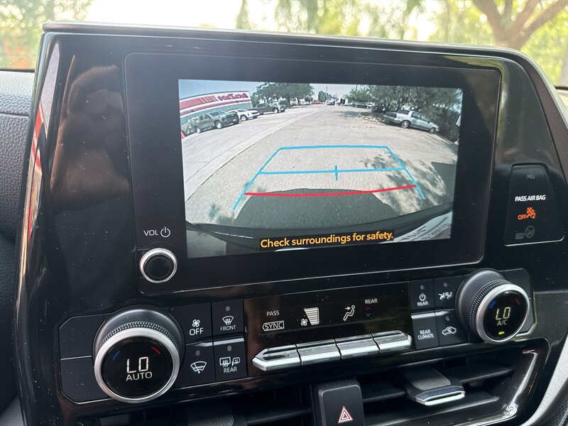 Used 2024 Toyota Highlander LE AWD/4WD image 36
