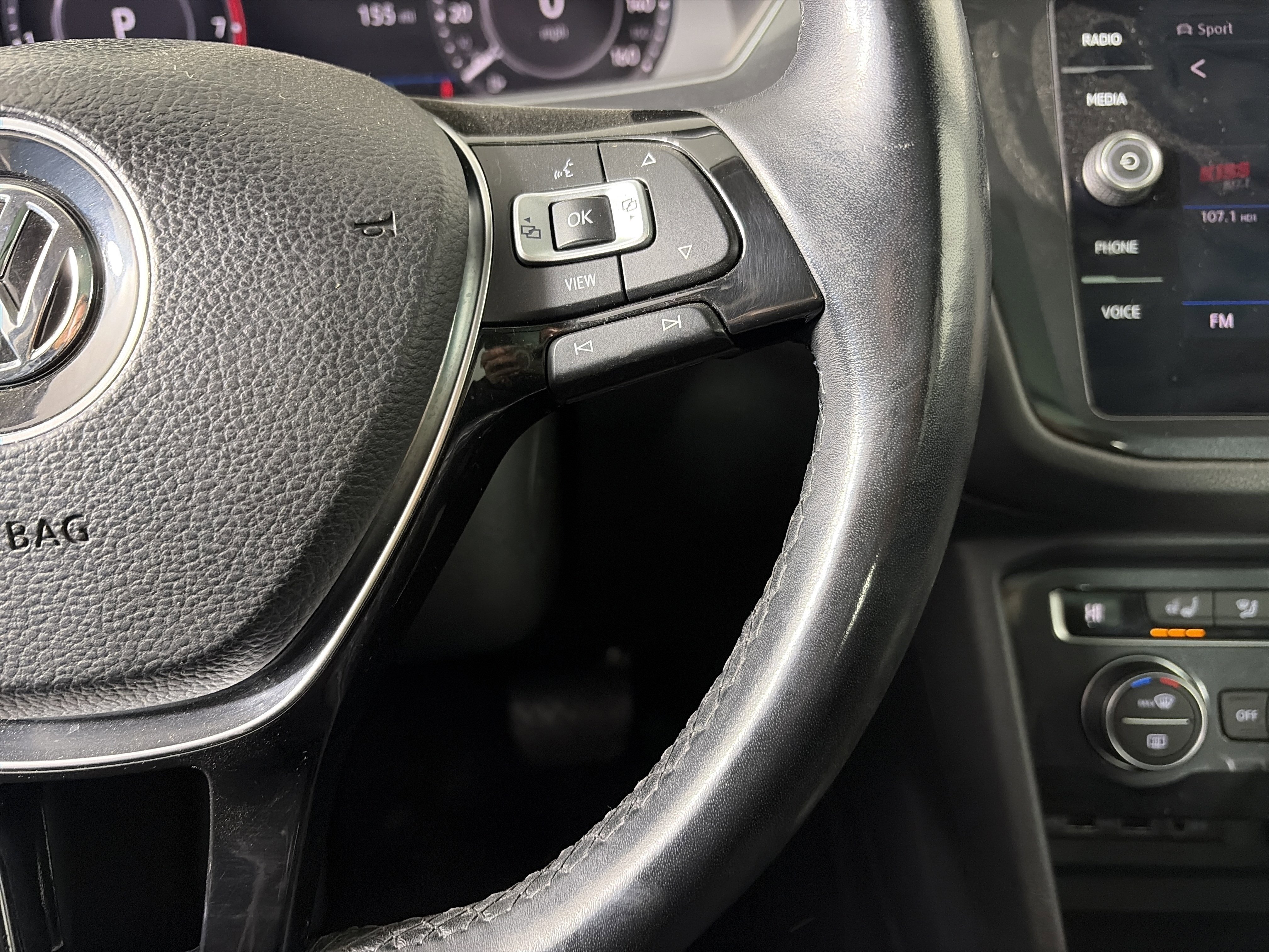 Used 2019 Volkswagen Tiguan SEL Premium image 31