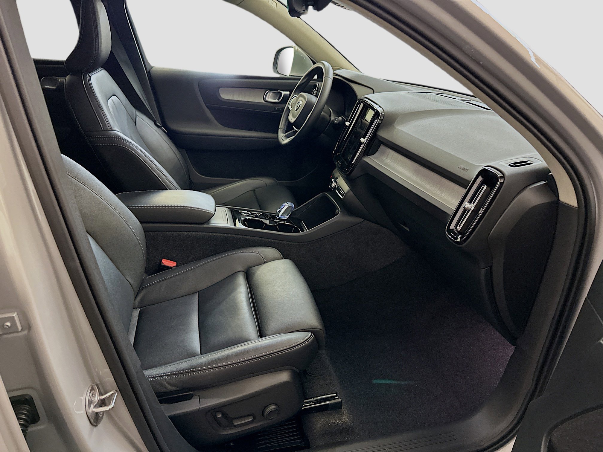 Used 2025 Volvo XC40 B5 Plus image 34