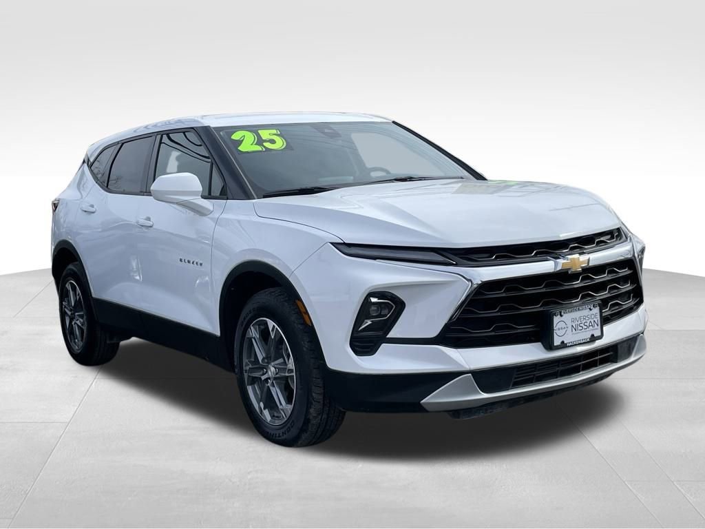 Used 2025 Chevrolet Blazer LT image 3