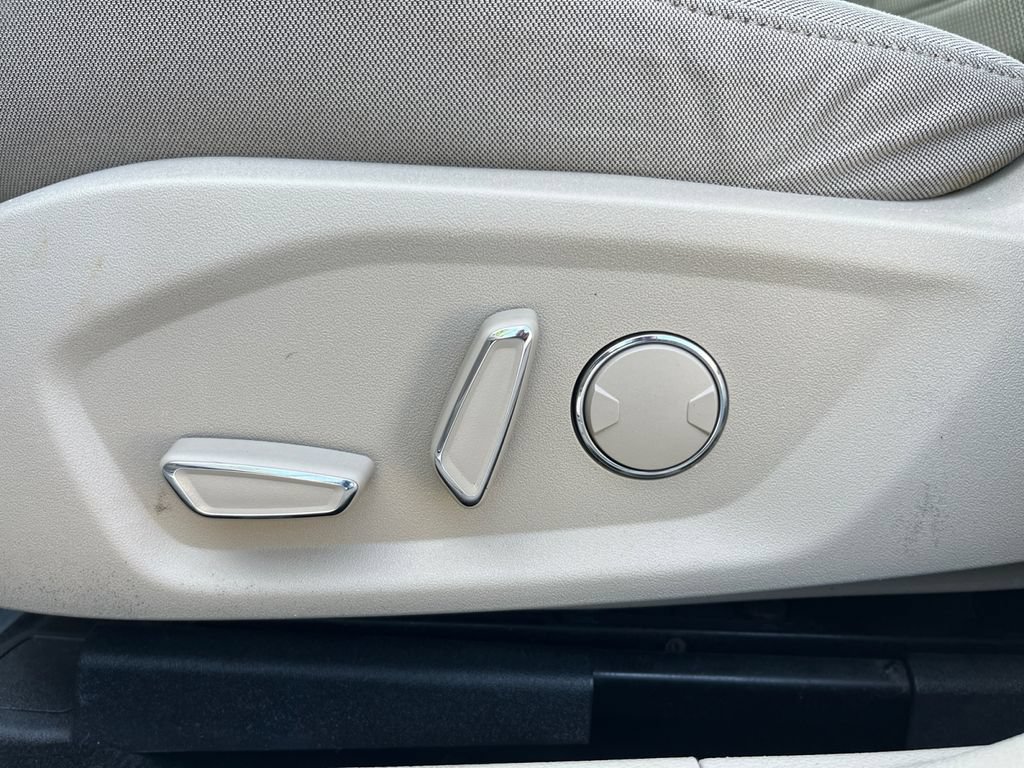 Used 2019 Ford Fusion SE FWD image 16